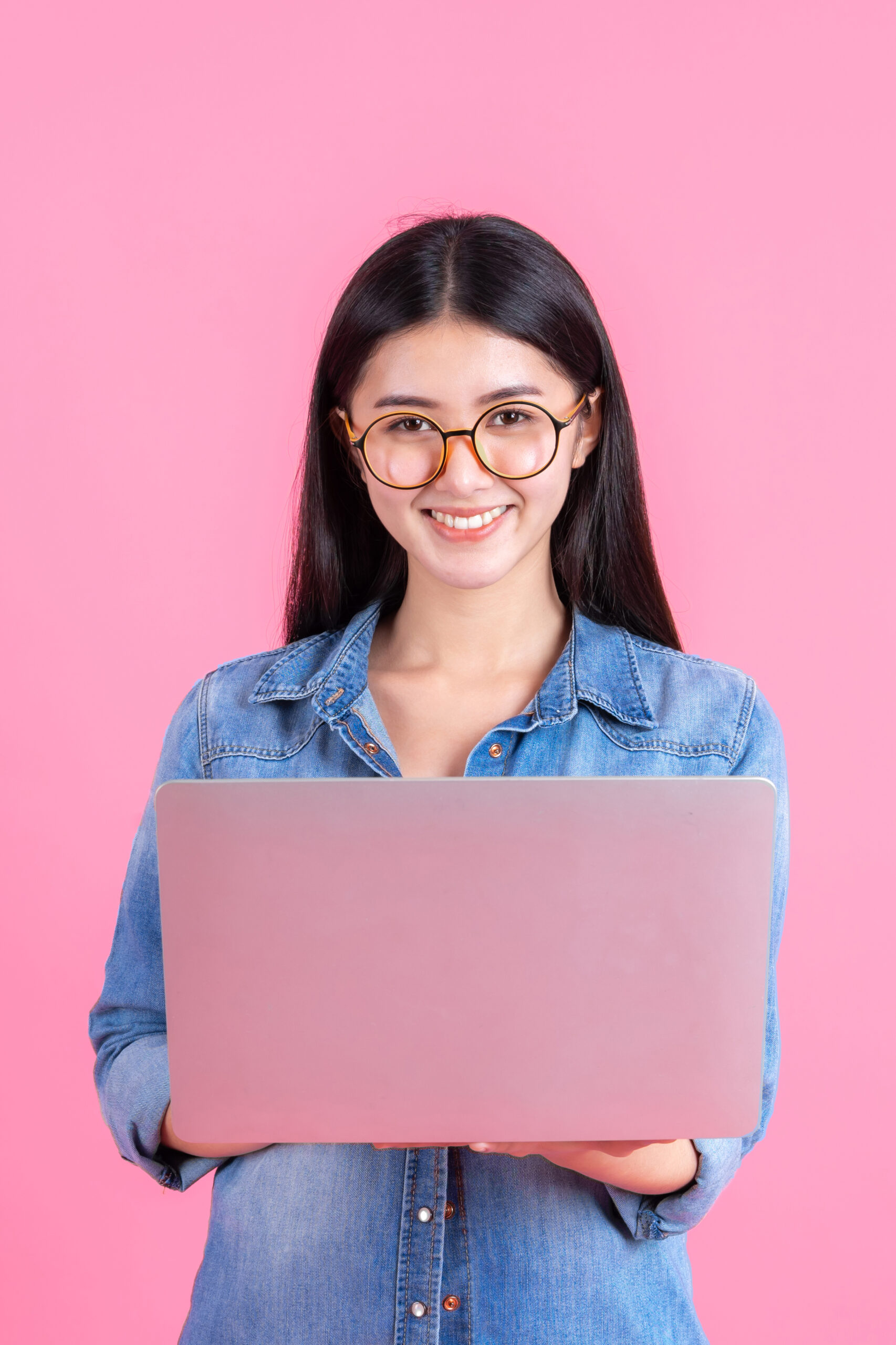 lifestyle business people using laptop computer pink